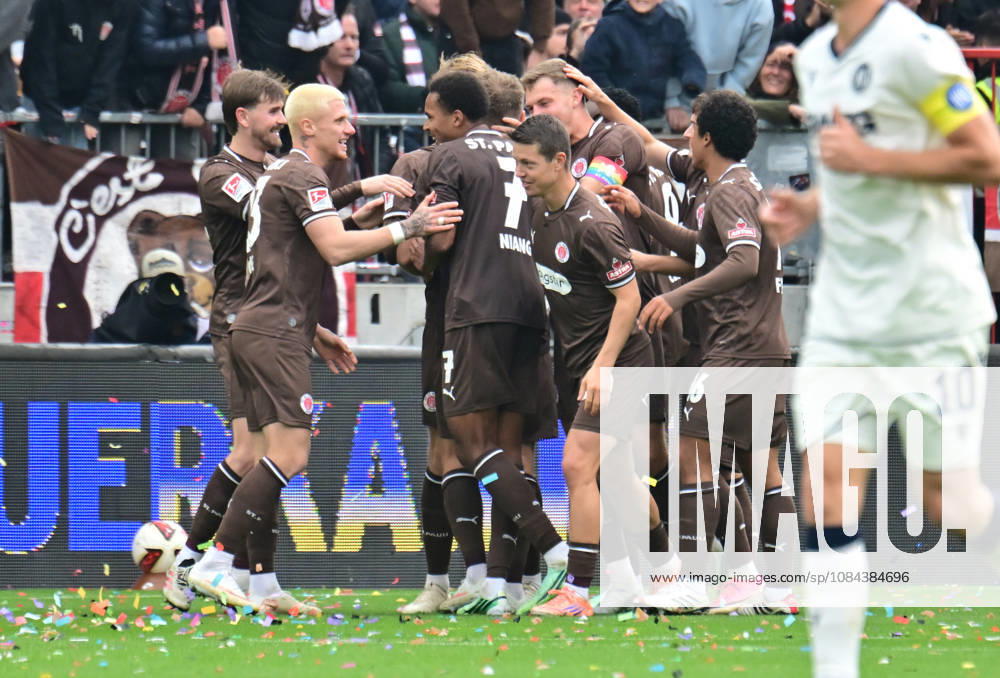 GER Fußball, Männer, 2.BL, Spieltag 5, Saison 2026 2027, Hamburg, FC St. Pauli vs Karlsruher SC Lars Ritzka (Pauli 21) schiesst das Tor zum 2-0 fuer Pauli und jubelt mit der Mannschaft DFB DFL regulations prohibit any use of photographs as image sequences and or quasi-video) Hamburg Millerntorstadion Hamburg Deutschland