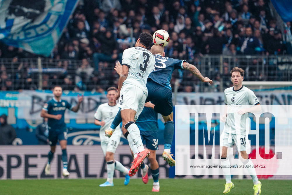 Deutschland: Fussball 2.Bundesliga 2026 2027, 7. Spieltag - VfL Bochum vs Arminia Bielefeld - Vonovia Ruhrstadion (Bochum): Luftzweikampf Philipp Hofmann (VfL Bochum, 33) Joel Felix (Arminia Bielefeld, 3)
