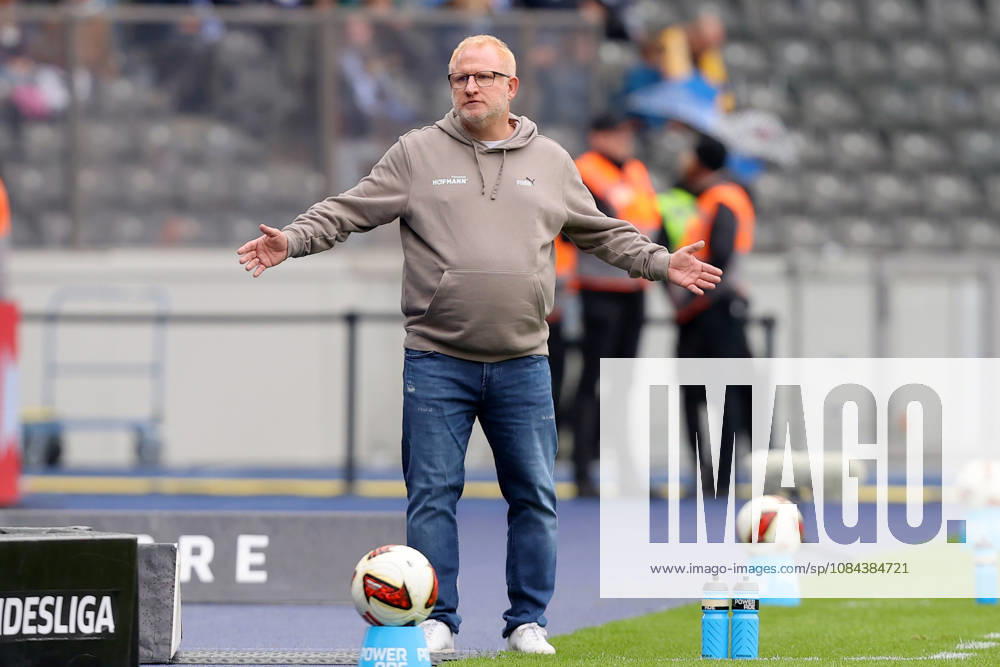 Fussball 2.Bundesliga, Hertha BSC Berlin - SpVgg Greuther Fuerth v.l. Trainer Coach Heiko Vogel (Greuther Fürth Fuerth) gibt Anweisungen, gestikuliert, mit den Armen gestikulieren gives instructions, gesticulate Berlin