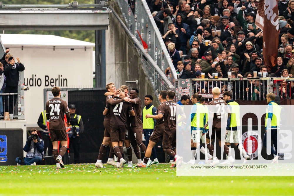 Tor zum 2:0 Lars Ritzka (FC St. Pauli, 21) jubelt Jubel mit David Nemeth (FC St. Pauli, 04), Abdoulie Ceesay (FC St. Pauli, 09), Arkadiusz Pyrka (FC St. Pauli, 11), Louis Oppie (FC St. Pauli, 23), GER, FC St. Pauli vs. Karlsruher SC, Fussball, 2. Bundesliga, Spieltag 7, Saison 2026 2027, 11.10.2026 DFL REGULATIONS PROHIBIT ANY USE OF PHOTOGRAPHS AS IMAGE SEQUENCES AND OR QUASI-VIDEO GER, FC St. Pauli vs. Karlsruher SC, Fussball, 2. Bundesliga, Spieltag 7, Saison 2026 2027, 11.10.2026 Hamburg