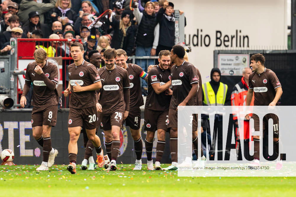 Tor zum 2:0 Lars Ritzka (FC St. Pauli, 21) jubelt Jubel mit Mannschaft, Eric Smith (FC St. Pauli, 08), Mathias Rasmussen (FC St. Pauli, 20), Connor Metcalfe (FC St. Pauli, 24), David Nemeth (FC St. Pauli, 04), Youssoupha Niang (FC St. Pauli, 07), Arkadiusz Pyrka (FC St. Pauli, 11), GER, FC St. Pauli vs. Karlsruher SC, Fussball, 2. Bundesliga, Spieltag 7, Saison 2026 2027, 11.10.2026 DFL REGULATIONS PROHIBIT ANY USE OF PHOTOGRAPHS AS IMAGE SEQUENCES AND OR QUASI-VIDEO GER, FC St. Pauli vs. Karlsruher SC, Fussball, 2. Bundesliga, Spieltag 7, Saison 2026 2027, 11.10.2026 Hamburg
