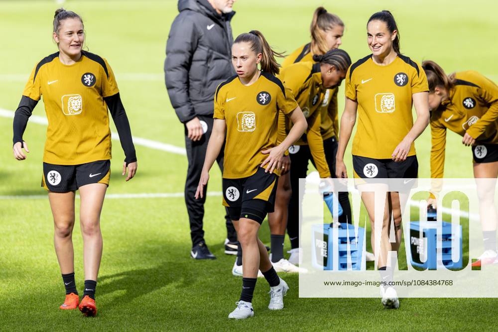 ZEIST - (l-r) Wieke Kaptein, Janou Levels and Caitlin Dijkstra during a training session of the Dutch women s football team in preparation for the World Cup qualifying match against Hungary. SANDER KONING ANP ANPxSportx IVx 572126102 originalFilename: 572126102