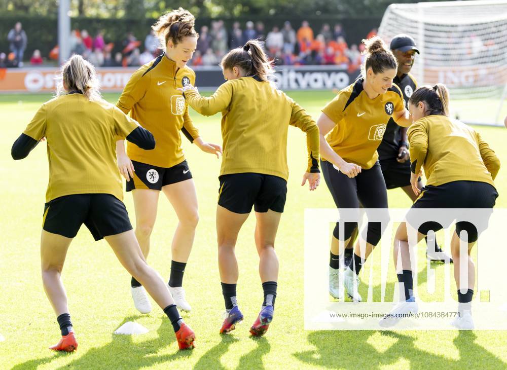 ZEIST - Veerle Buurman and Dominique Janssen during a training session of the Dutch women s football team in preparation for the World Cup qualifying match against Hungary. SANDER KONING ANP ANPxSportx IVx 572126127 originalFilename: 572126127