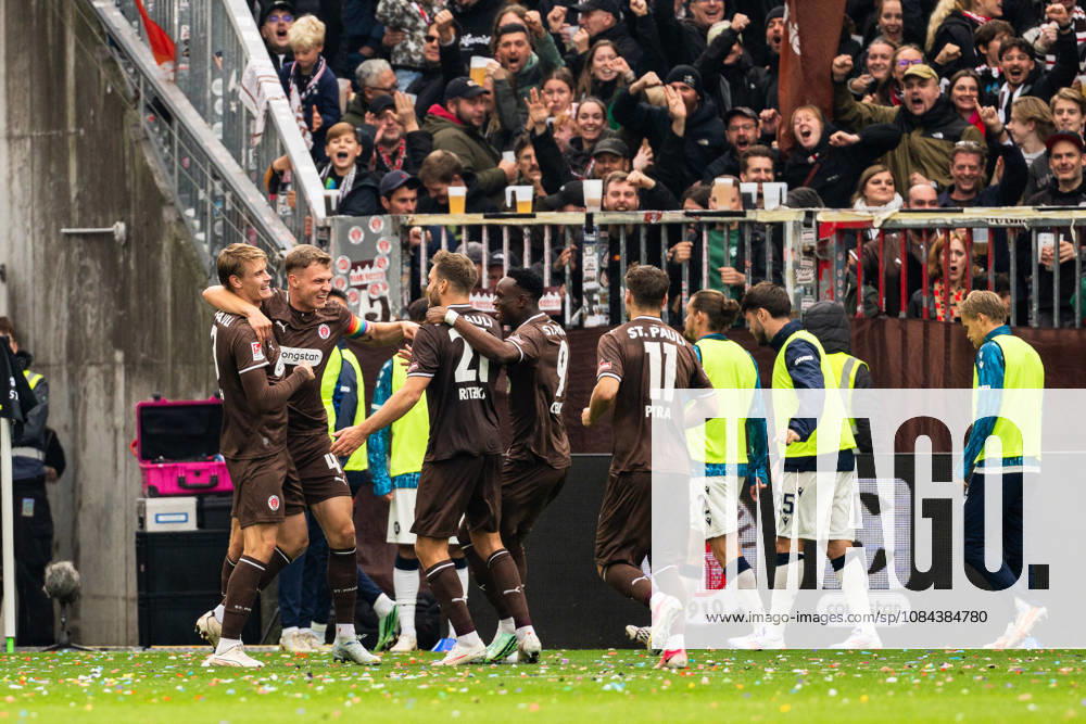 Tor zum 2:0 Lars Ritzka (FC St. Pauli, 21) jubelt Jubel mit David Nemeth (FC St. Pauli, 04), Abdoulie Ceesay (FC St. Pauli, 09), Arkadiusz Pyrka (FC St. Pauli, 11), GER, FC St. Pauli vs. Karlsruher SC, Fussball, 2. Bundesliga, Spieltag 7, Saison 2026 2027, 11.10.2026 DFL REGULATIONS PROHIBIT ANY USE OF PHOTOGRAPHS AS IMAGE SEQUENCES AND OR QUASI-VIDEO GER, FC St. Pauli vs. Karlsruher SC, Fussball, 2. Bundesliga, Spieltag 7, Saison 2026 2027, 11.10.2026 Hamburg