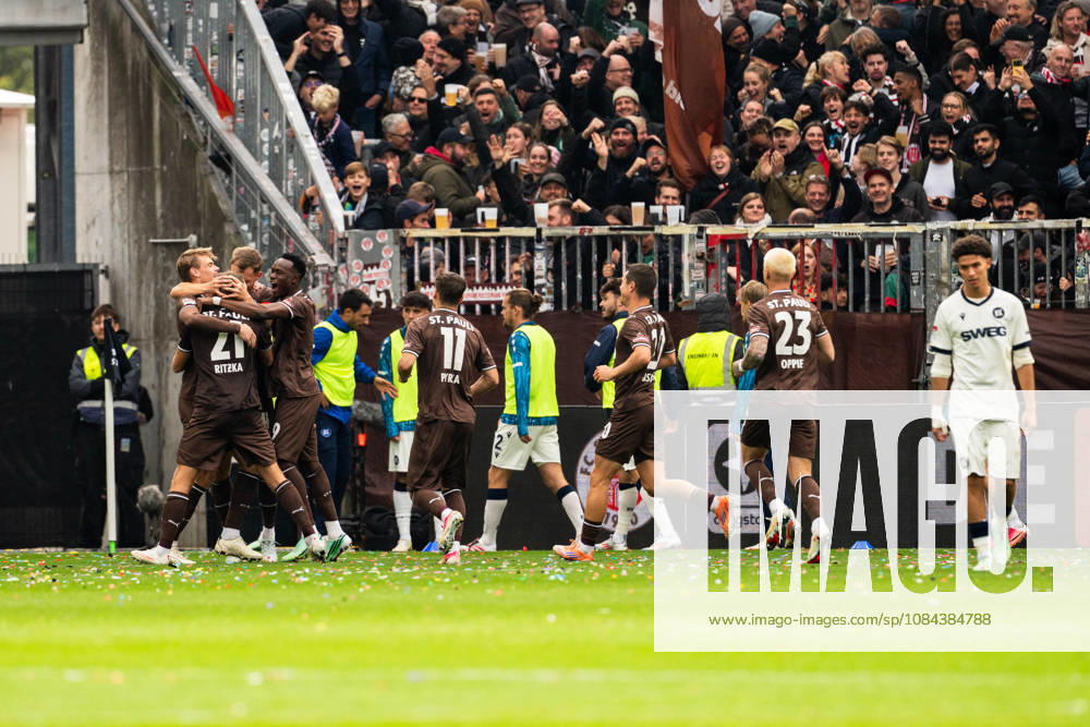 Tor zum 2:0 Lars Ritzka (FC St. Pauli, 21) jubelt Jubel mit David Nemeth (FC St. Pauli, 04), Abdoulie Ceesay (FC St. Pauli, 09), Arkadiusz Pyrka (FC St. Pauli, 11), Mathias Rasmussen (FC St. Pauli, 20) und Louis Oppie (FC St. Pauli, 23), GER, FC St. Pauli vs. Karlsruher SC, Fussball, 2. Bundesliga, Spieltag 7, Saison 2026 2027, 11.10.2026 DFL REGULATIONS PROHIBIT ANY USE OF PHOTOGRAPHS AS IMAGE SEQUENCES AND OR QUASI-VIDEO GER, FC St. Pauli vs. Karlsruher SC, Fussball, 2. Bundesliga, Spieltag 7, Saison 2026 2027, 11.10.2026 Hamburg