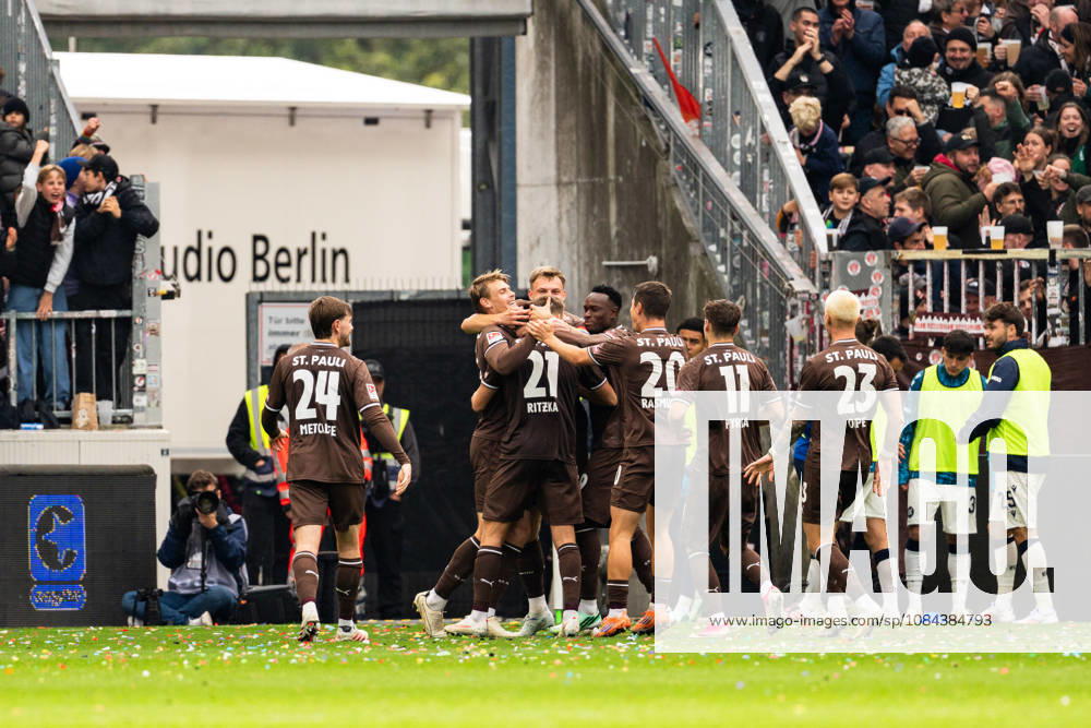 Tor zum 2:0 Lars Ritzka (FC St. Pauli, 21) jubelt Jubel mit David Nemeth (FC St. Pauli, 04), Abdoulie Ceesay (FC St. Pauli, 09), Mathias Rasmussen (FC St. Pauli, 20), Arkadiusz Pyrka (FC St. Pauli, 11), Louis Oppie (FC St. Pauli, 23), GER, FC St. Pauli vs. Karlsruher SC, Fussball, 2. Bundesliga, Spieltag 7, Saison 2026 2027, 11.10.2026 DFL REGULATIONS PROHIBIT ANY USE OF PHOTOGRAPHS AS IMAGE SEQUENCES AND OR QUASI-VIDEO GER, FC St. Pauli vs. Karlsruher SC, Fussball, 2. Bundesliga, Spieltag 7, Saison 2026 2027, 11.10.2026 Hamburg