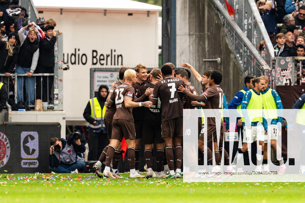 Tor zum 2:0 Lars Ritzka (FC St. Pauli, 21) jubelt Jubel mit Louis Oppie (FC St. Pauli, 23), Youssoupha Niang (FC St. Pauli, 07), Mathias Rasmussen (FC St. Pauli, 20), Joel Chima Fujita (FC St. Pauli, 16), GER, FC St. Pauli vs. Karlsruher SC, Fussball, 2. Bundesliga, Spieltag 7, Saison 2026 2027, 11.10.2026 DFL REGULATIONS PROHIBIT ANY USE OF PHOTOGRAPHS AS IMAGE SEQUENCES AND OR QUASI-VIDEO GER, FC St. Pauli vs. Karlsruher SC, Fussball, 2. Bundesliga, Spieltag 7, Saison 2026 2027, 11.10.2026 Hamburg