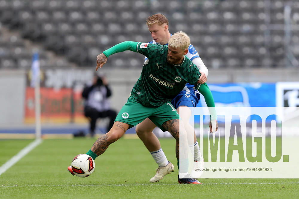 Fussball 2.Bundesliga, Hertha BSC Berlin - SpVgg Greuther Fuerth v.l. Ole Pohlmann (Greuther Fürth Fuerth) Julian Eitschberger (Hertha BSC Berlin) Zweikampf, Aktion, action, battle for the ball Berlin