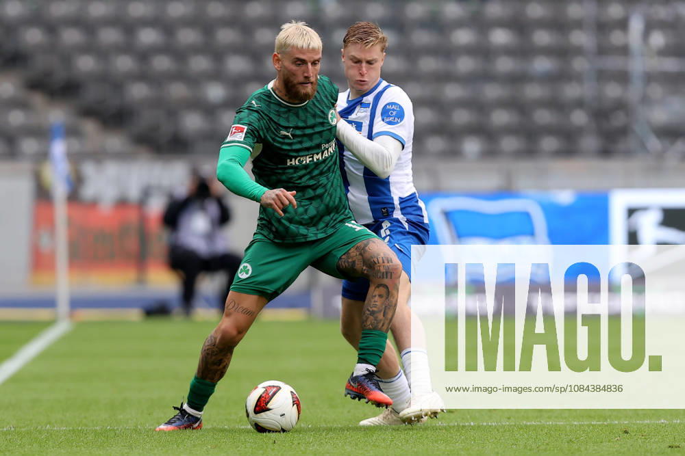 Fussball 2.Bundesliga, Hertha BSC Berlin - SpVgg Greuther Fuerth v.l. Ole Pohlmann (Greuther Fürth Fuerth) Julian Eitschberger (Hertha BSC Berlin) Zweikampf, Aktion, action, battle for the ball Berlin