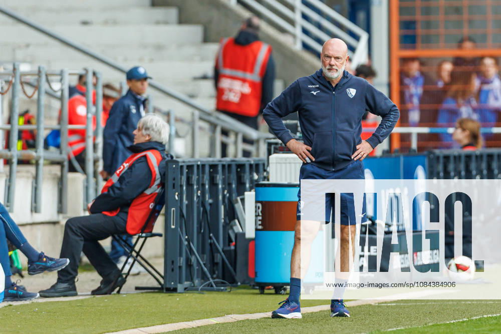 Trainer Uwe Roesler (VfL Bochum) enttaeuscht waehrend des Spiels der 2. Bundesliga zwischen VfL Bochum und Arminia Bielefeld, Ruhrstadion am 11. October 2026 in Bochum, Deutschland. (Foto von Mario Hommes DeFodi Images) +++ Trainer Uwe Roesler (VfL Bochum) looks dejected during the 2nd Bundesliga match between VfL Bochum and Arminia Bielefeld at Vonovia Ruhrstadion on October 11, 2026 in Bochum, Germany. (Photo by Mario Hommes DeFodi Images) DFB DFL REGULATIONS PROHIBIT ANY USE OF PHOTOGRAPHS AS IMAGE SEQUENCES AND OR QUASI-VIDEO. (Photo by Mario Hommes DeFodi Images) -