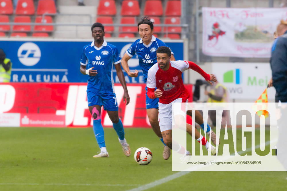 Stanley Ratifo (HFC, 30) vor Dong-woo Kim (RSV, 20), Hallescher FC vs. RSV Eintracht 1949, Fussball, Regionalliga Nordost, 12. Spieltag, Saison 2026 27, 11.10.2026 Halle Leuna Chemie Stadion ST Deutschland