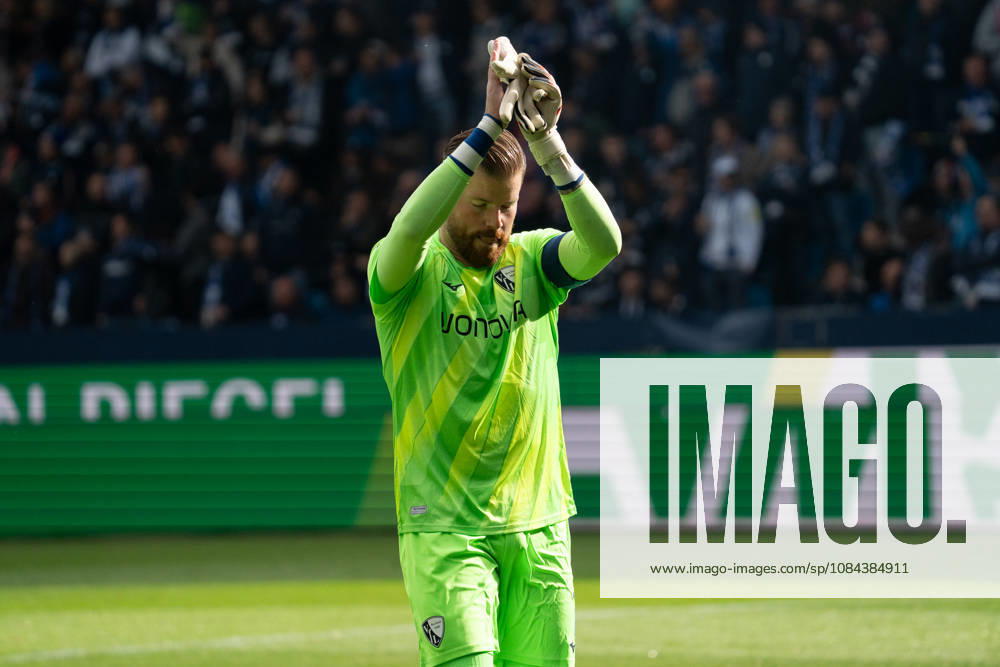 Bochum, Deutschland 11. Oktober 2026: 2. Bundesliga - 2026 2027 - 7. Spieltag - VfL Bochum 1848 gegen DSC Arminia Bielefeld Im Bild: Torhüter Timo Horn (BOC) begrüßt die Fans DFL DFB regulations prohibit any use of photographs as image sequences and or quasi-video.