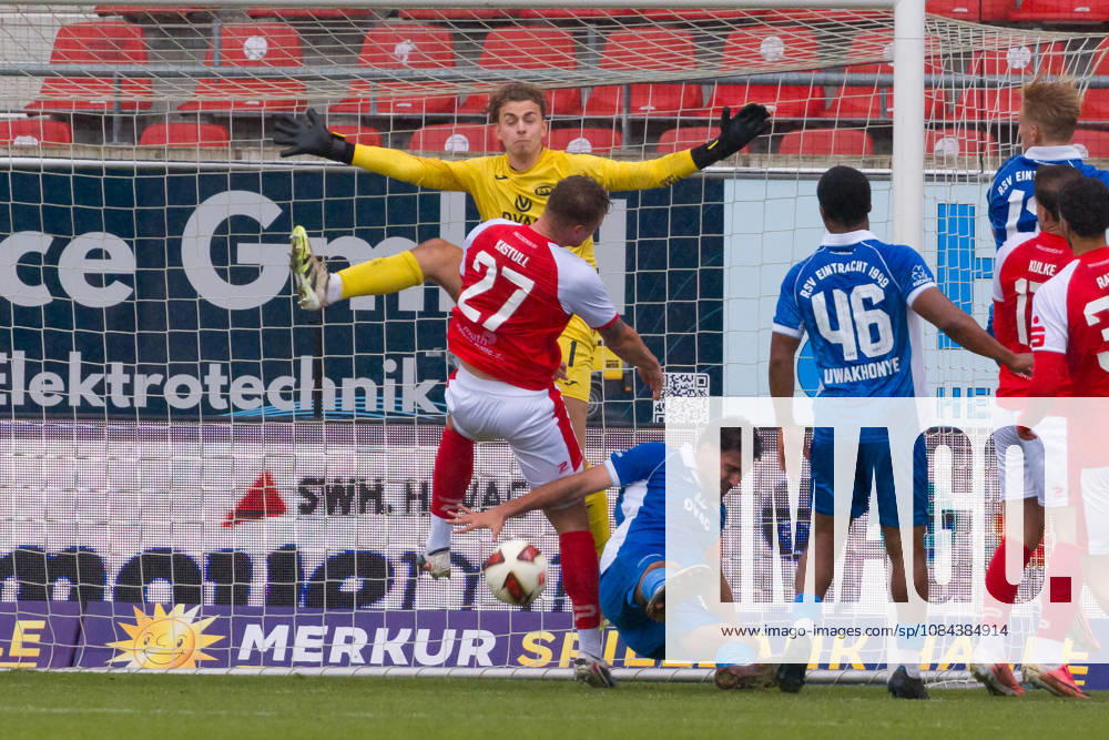 Vin Kastull (HFC, 27) scheitert gegen Torwart Linus Löffler (RSV, 1), Hallescher FC vs. RSV Eintracht 1949, Fussball, Regionalliga Nordost, 12. Spieltag, Saison 2026 27, 11.10.2026 Halle Leuna Chemie Stadion ST Deutschland