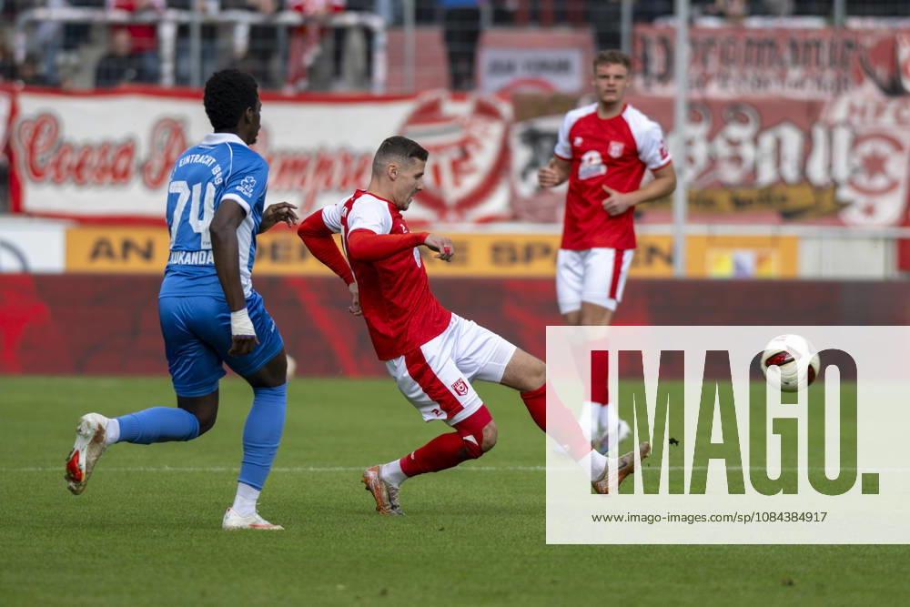 Regionalliga Nordost -Saison 26 27 Hallescher FC vs.RSV Eintracht 1949 e.V. Halle, Deutschland 11.Oktober 2026: Im Bild:v.li.Nathanael Kukanda (RSV) und Marius Hauptmann (Halle) Halle Saale Leuna Chemie Stadion Sachsen-Anhalt Deutschland