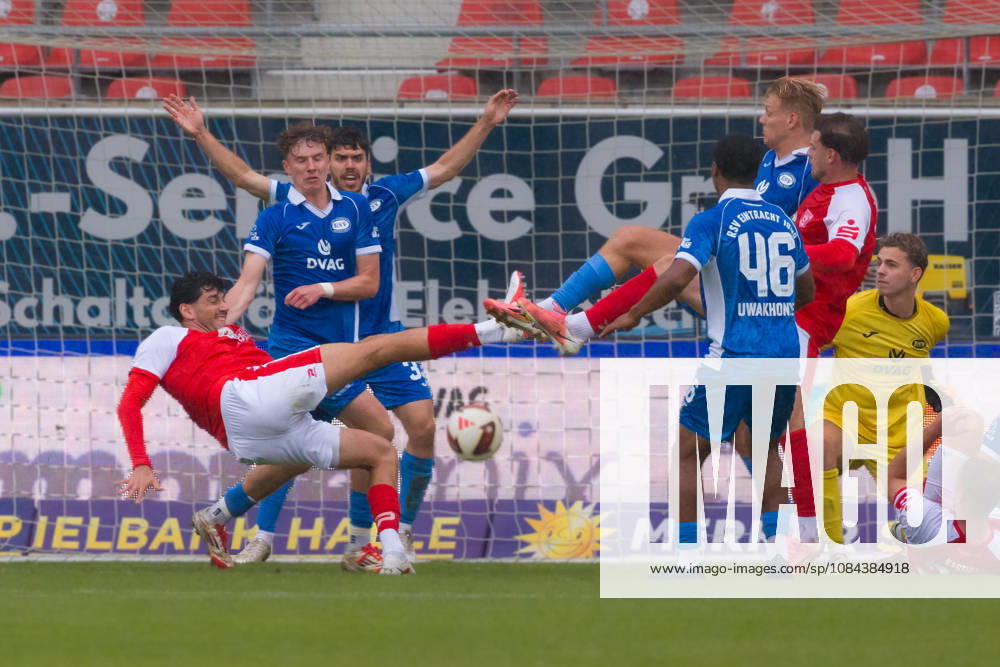 Burim Halili (HFC, 5) scheitert gegen RSV-Abwehr, Hallescher FC vs. RSV Eintracht 1949, Fussball, Regionalliga Nordost, 12. Spieltag, Saison 2026 27, 11.10.2026 Halle Leuna Chemie Stadion ST Deutschland