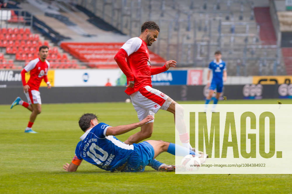 Ernes Smaolovic (RSV, 10) gegen <hfc30 Hallescher FC vs. RSV Eintracht 1949, Fussball, Regionalliga Nordost, 12. Spieltag, Saison 2026 27, 11.10.2026 Halle Leuna Chemie Stadion ST Deutschland