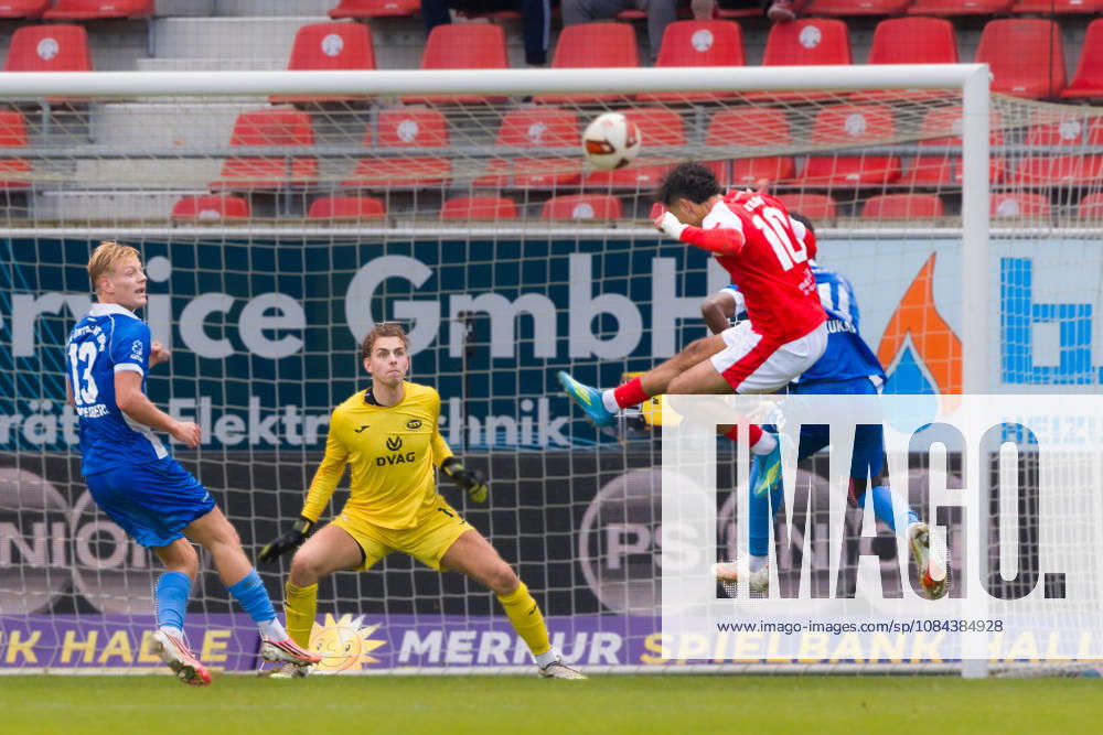 Kopfball von Osman Atilgan (HFC, 10), Hallescher FC vs. RSV Eintracht 1949, Fussball, Regionalliga Nordost, 12. Spieltag, Saison 2026 27, 11.10.2026 Halle Leuna Chemie Stadion ST Deutschland