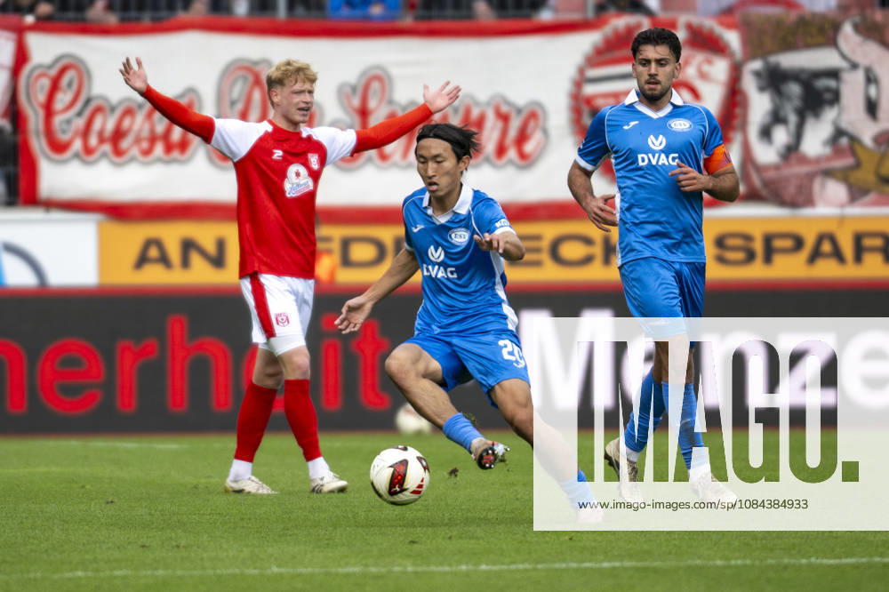 Regionalliga Nordost -Saison 26 27 Hallescher FC vs.RSV Eintracht 1949 e.V. Halle, Deutschland 11.Oktober 2026: Im Bild:Dong-woo Kim (RSV) mit Ball, Halle Saale Leuna Chemie Stadion Sachsen-Anhalt Deutschland
