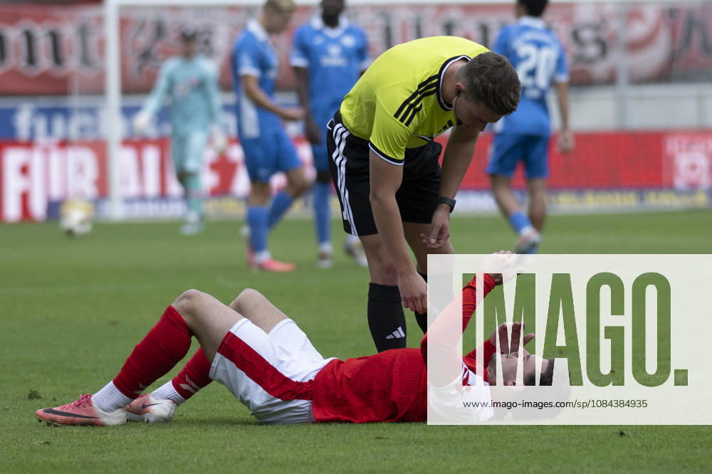 Regionalliga Nordost -Saison 26 27 Hallescher FC vs.RSV Eintracht 1949 e.V. Halle, Deutschland 11.Oktober 2026: Im Bild:v.li.Max Kulke (Halle) Verletzt, Verletzung, Schmerzen, und Schiedsrichter Oskar Laempel Halle Saale Leuna Chemie Stadion Sachsen-Anhalt Deutschland