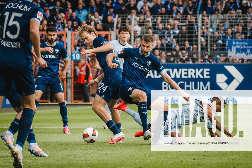 Bochum, Deutschland 11. Oktober 2026: 2. Bundesliga - 2026 2027 - 7. Spieltag - VfL Bochum 1848 gegen DSC Arminia Bielefeld Im Bild: v. li. im Zweikampf Mats Pannewig (BOC), Karol Mets (BOC) und Isaiah Young (DSC) DFL DFB regulations prohibit any use of photographs as image sequences and or quasi-video. Vonovia Ruhrstadion Nordrhein Westfalen