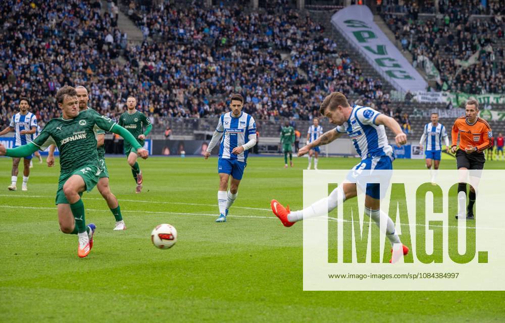 Fussball, Herren, Saison 2026 2027, 2. Bundesliga (7. Spieltag), Hertha BSC - SpVgg Greuther Fürth, v. l. Lukas Reich (Greuther Fürth), Mads Pedersen (Hertha BSC) erzielt das Tor zum 1:0, 11.10.2026,