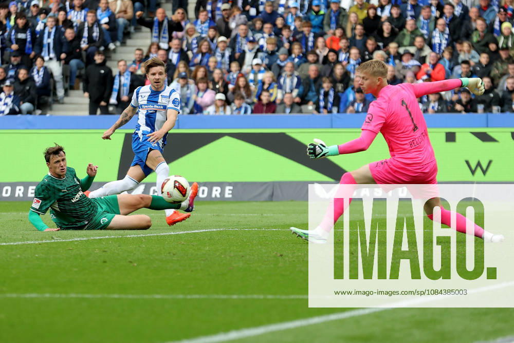 Fussball 2.Bundesliga, Hertha BSC Berlin - SpVgg Greuther Fuerth v.l. Mads Pedersen (Hertha BSC Berlin) Torschuetze, erzielt das Tor, Treffer, scores the goal 1:0 Florian Hellstern (Greuther Fürth Fuerth) Berlin