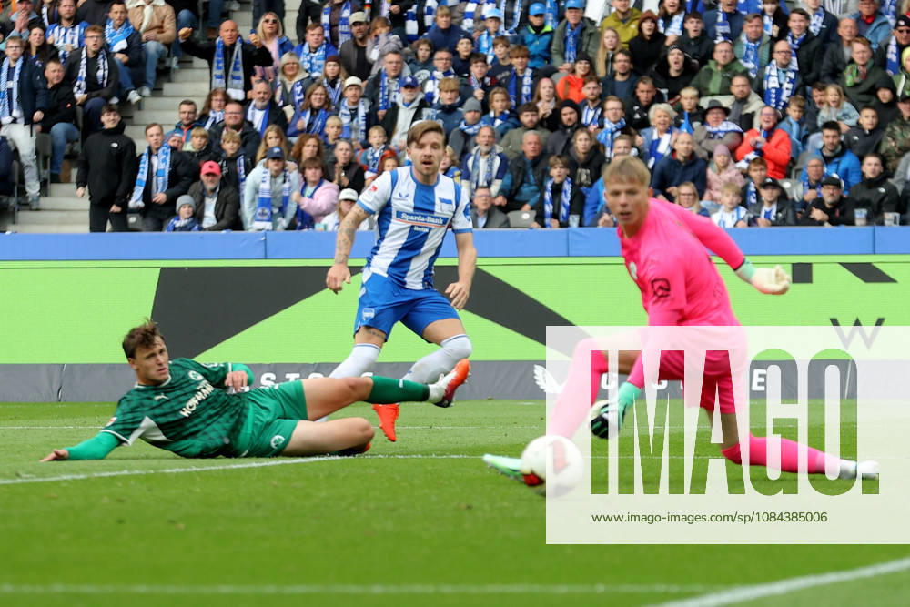 Fussball 2.Bundesliga, Hertha BSC Berlin - SpVgg Greuther Fuerth v.l. Mads Pedersen (Hertha BSC Berlin) Torschuetze, erzielt das Tor, Treffer, scores the goal 1:0 Florian Hellstern (Greuther Fürth Fuerth) Berlin