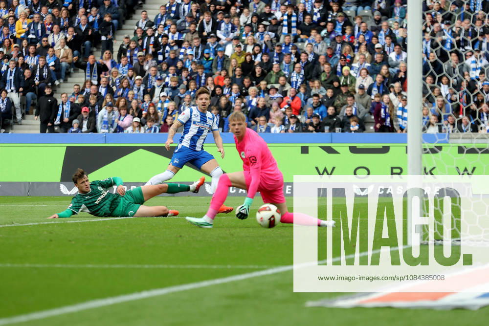 Fussball 2.Bundesliga, Hertha BSC Berlin - SpVgg Greuther Fuerth v.l. Mads Pedersen (Hertha BSC Berlin) Torschuetze, erzielt das Tor, Treffer, scores the goal 1:0 Florian Hellstern (Greuther Fürth Fuerth) Berlin