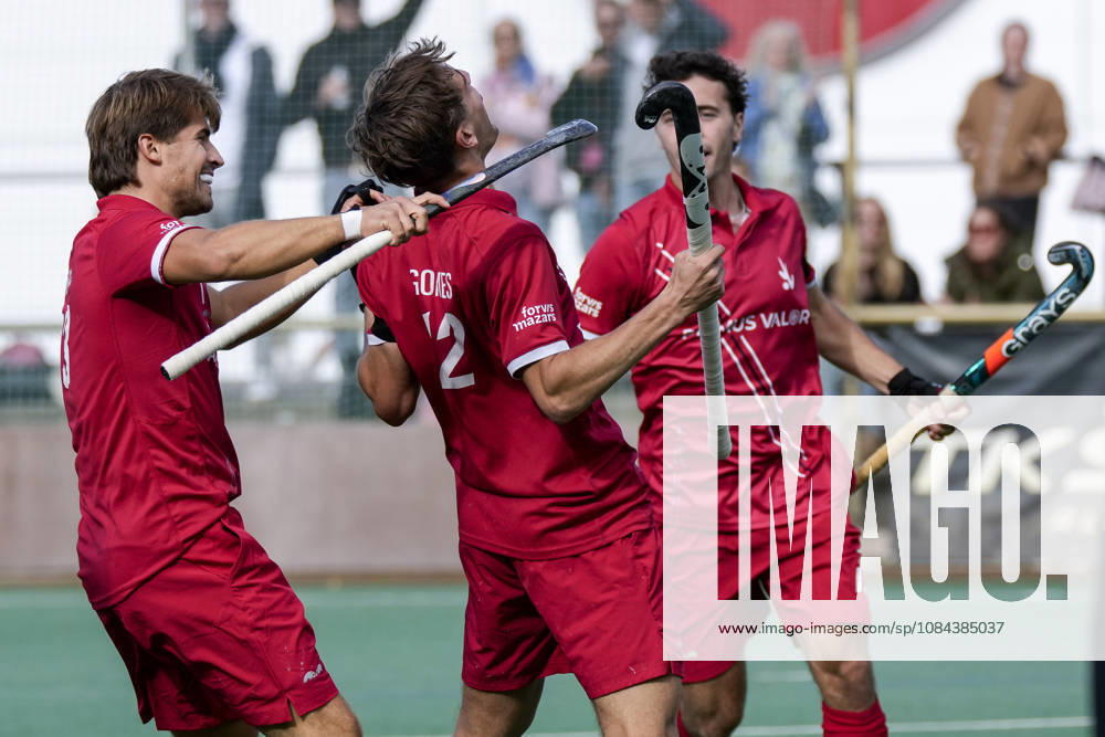 V.li.: Philipp Wossidlo (TSVMH, 23), Torschütze Oskar Gomes (TSVMH, 12), Louis Rowe (TSVMH, 13), Spieler vom TSV Mannheim Hockey, jubeln über das Tor zum 3:2, Jubel, Torjubel, Torerfolg, celebrate the goal, goal, celebration, jubelt ueber das Tor, Freuen, Freude, freut sich, optimistisch, positiv, Spielszene, Highlight, Action, Aktion, 11.10.2026, Mannheim (Deutschland), Hockey, 1. Bundesliga, Herren, TSV Mannheim - Harvestehuder THC