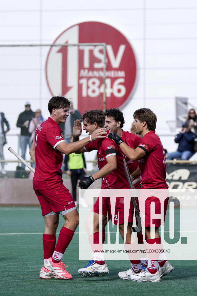 V.li.: Greg Williams (TSVMH, 14), Torschütze Oskar Gomes (TSVMH, 12), Louis Rowe (TSVMH, 13), Philipp Wossidlo (TSVMH, 23), Spieler vom TSV Mannheim Hockey, jubeln über das Tor zum 3:2, Jubel, Torjubel, Torerfolg, celebrate the goal, goal, celebration, jubelt ueber das Tor, Freuen, Freude, freut sich, optimistisch, positiv, Spielszene, Highlight, Action, Aktion, 11.10.2026, Mannheim (Deutschland), Hockey, 1. Bundesliga, Herren, TSV Mannheim - Harvestehuder THC