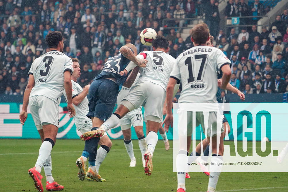 Deutschland: Fussball 2.Bundesliga 2026 2027, 7. Spieltag - VfL Bochum vs Arminia Bielefeld - Vonovia Ruhrstadion (Bochum): Luftzweikampf Philipp Hofmann (VfL Bochum, 33) Maximilian Bauer (Arminia Bielefeld, 5) Bochum Vonovia Ruhrstadion Deutschland