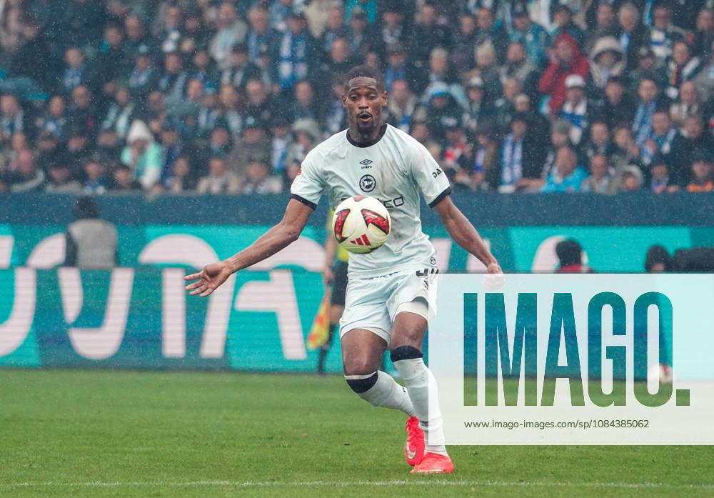 Deutschland: Fussball 2.Bundesliga 2026 2027, 7. Spieltag - VfL Bochum vs Arminia Bielefeld - Vonovia Ruhrstadion (Bochum): am Ball Isaiah Young (Arminia Bielefeld, 30) Bochum Vonovia Ruhrstadion Deutschland