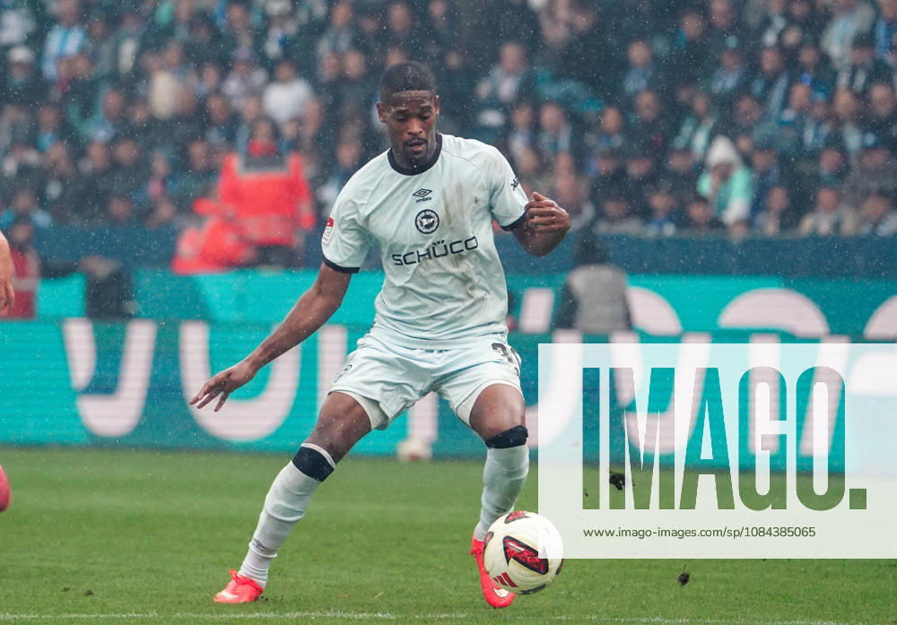 Deutschland: Fussball 2.Bundesliga 2026 2027, 7. Spieltag - VfL Bochum vs Arminia Bielefeld - Vonovia Ruhrstadion (Bochum): am Ball Isaiah Young (Arminia Bielefeld, 30) Bochum Vonovia Ruhrstadion Deutschland