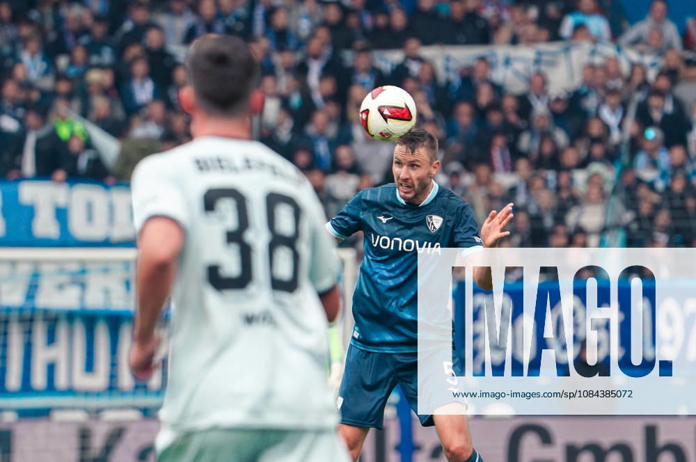 Deutschland: Fussball 2.Bundesliga 2026 2027, 7. Spieltag - VfL Bochum vs Arminia Bielefeld - Vonovia Ruhrstadion (Bochum): Kopfball Karol Mets (VfL Bochum, 5) Bochum Vonovia Ruhrstadion Deutschland