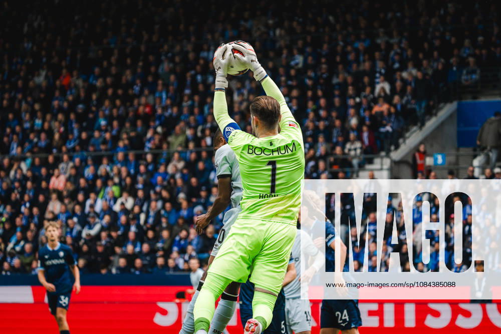 Bochum, Deutschland 11. Oktober 2026: 2. Bundesliga - 2026 2027 - 7. Spieltag - VfL Bochum 1848 gegen DSC Arminia Bielefeld Im Bild: v. li. im Zweikampf Torhüter Timo Horn (BOC) und David Min (DSC) DFL DFB regulations prohibit any use of photographs as image sequences and or quasi-video. Vonovia Ruhrstadion Nordrhein Westfalen