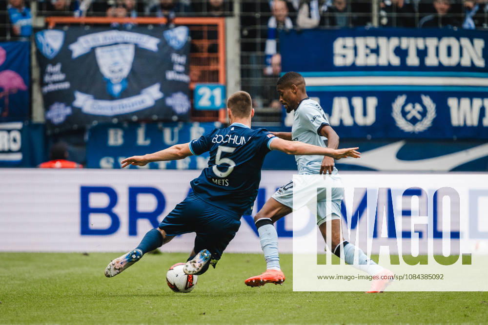 Bochum, Deutschland 11. Oktober 2026: 2. Bundesliga - 2026 2027 - 7. Spieltag - VfL Bochum 1848 gegen DSC Arminia Bielefeld Im Bild: v. li. im Zweikampf Karol Mets (BOC) und Isaiah Young (DSC) DFL DFB regulations prohibit any use of photographs as image sequences and or quasi-video. Vonovia Ruhrstadion Nordrhein Westfalen