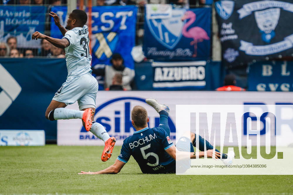 Bochum, Deutschland 11. Oktober 2026: 2. Bundesliga - 2026 2027 - 7. Spieltag - VfL Bochum 1848 gegen DSC Arminia Bielefeld Im Bild: v. li. im Zweikampf Karol Mets (BOC) und Isaiah Young (DSC) DFL DFB regulations prohibit any use of photographs as image sequences and or quasi-video. Vonovia Ruhrstadion Nordrhein Westfalen