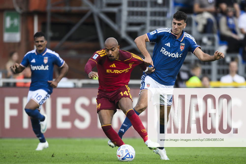 Como 1907 v AS Roma - Serie A Donyell Malen of AS Roma competes for the ball with Jacobo Ramon of Como 1907 during a sequence of play that led to Donyell Malen of AS Roma being sent off during the Serie A football match between Como 1907 and AS Roma. Como Italy