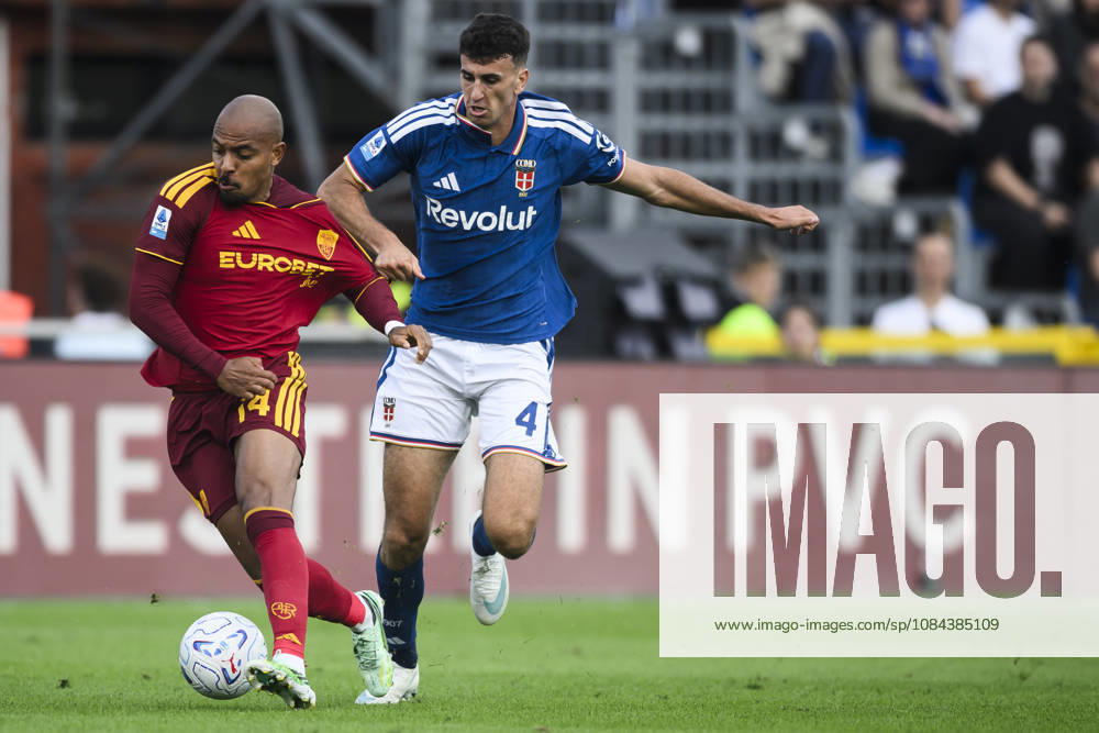 Como 1907 v AS Roma - Serie A Donyell Malen of AS Roma competes for the ball with Jacobo Ramon of Como 1907 during a sequence of play that led to Donyell Malen of AS Roma being sent off during the Serie A football match between Como 1907 and AS Roma. Como Italy