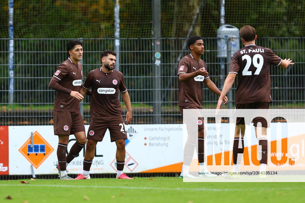 7 Haron Sabah (FC St. Pauli U23) bejubelt mit seinen Teamkollegen seinen Treffer zum 1:0. Fußball I Herren I Regionalliga Nord I Saison 2026-2027 I 13. Spieltag I FC St. Pauli U23 - HSC Hannover I 11.10.2026 I Edmund-Plambeck-Stadion