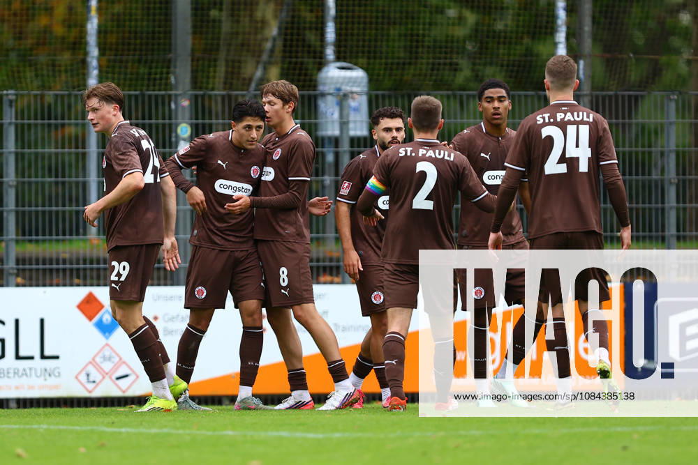 7 Haron Sabah (FC St. Pauli U23) bejubelt mit seinen Teamkollegen seinen Treffer zum 1:0. Fußball I Herren I Regionalliga Nord I Saison 2026-2027 I 13. Spieltag I FC St. Pauli U23 - HSC Hannover I 11.10.2026 I Edmund-Plambeck-Stadion