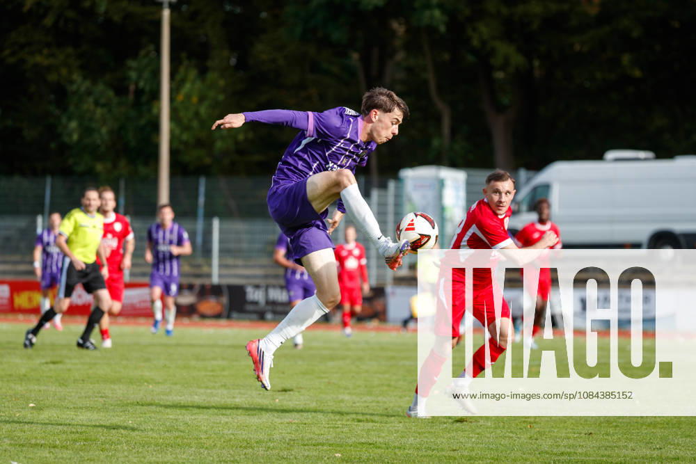 Vorn Tim Maciejewski (Aue) gegen Marcus Niemitz (Greifswald) ; GER, Greifswalder FC vs. FC Erzgebirge Aue, Fußball, Männer, Regionalliga Nordost, 12.Spieltag, Spielzeit 2026 2027, 11.10.2026 Greifswald Volksstadion Mecklenburg - Vorpommern Deutschland