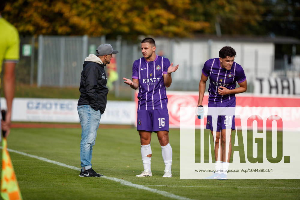 Links Trainer Khvicha Shubitidze (Aue) spricht mit Patrick Kapp (Aue) iund rechts Maxim Burghardt (Aue) ; GER, Greifswalder FC vs. FC Erzgebirge Aue, Fußball, Männer, Regionalliga Nordost, 12.Spieltag, Spielzeit 2026 2027, 11.10.2026 Greifswald Volksstadion Mecklenburg - Vorpommern Deutschland