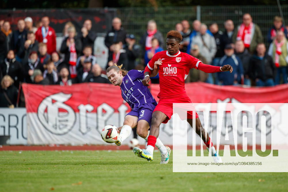 Links Devin Angleberger (Aue) gegen Michael Sternberg (Greifswald) ; GER, Greifswalder FC vs. FC Erzgebirge Aue, Fußball, Männer, Regionalliga Nordost, 12.Spieltag, Spielzeit 2026 2027, 11.10.2026 Greifswald Volksstadion Mecklenburg - Vorpommern Deutschland