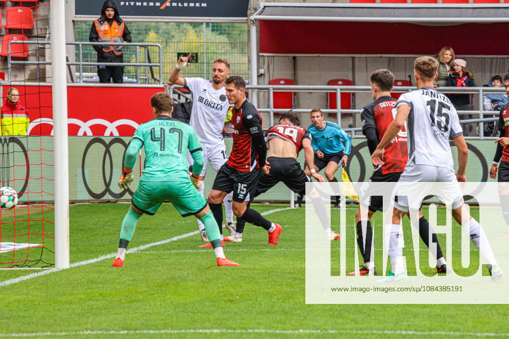 Hier bahnt sich der Treffer zum 0:1 durch Florian Huebner (SV Wehen Wiesbaden, Nr.19) bereits an beim Spiel FC Ingolstadt 04 gegen SV Wehen Wiesbaden am 11.10.2026, DFB regulations prohibit any use of photographs as image sequences and or quasi-video. GER, Fussball, 3. Liga, Spieltag 8, FC Ingolstadt 04 gegen SV Wehen Wiesbaden, 11.10.2026, Audi Sportpark Ingolstadt