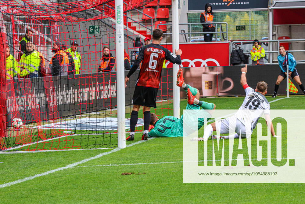 Florian Huebner (SV Wehen Wiesbaden, Nr.19) verwandelt hier zum 0:1. Torwart David Klein (FC Ingolstadt 04, Nr.47) sieht dabei nicht wirklich gut aus beim Spiel FC Ingolstadt 04 gegen SV Wehen Wiesbaden am 11.10.2026, DFB regulations prohibit any use of photographs as image sequences and or quasi-video. GER, Fussball, 3. Liga, Spieltag 8, FC Ingolstadt 04 gegen SV Wehen Wiesbaden, 11.10.2026, Audi Sportpark Ingolstadt