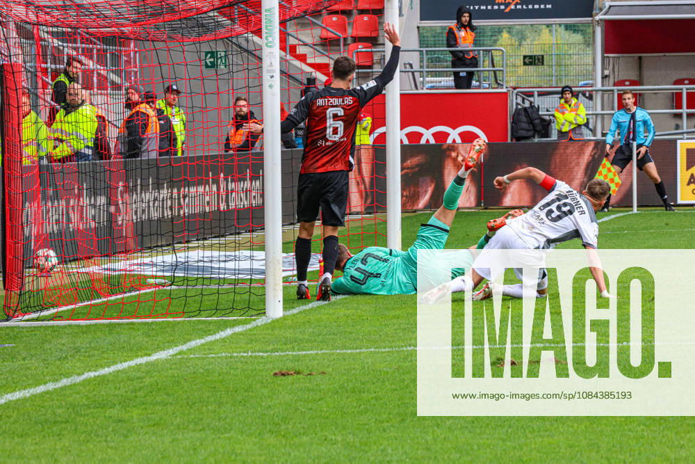 Florian Huebner (SV Wehen Wiesbaden, Nr.19) verwandelt hier zum 0:1. Torwart David Klein (FC Ingolstadt 04, Nr.47) sieht dabei nicht wirklich gut aus beim Spiel FC Ingolstadt 04 gegen SV Wehen Wiesbaden am 11.10.2026, DFB regulations prohibit any use of photographs as image sequences and or quasi-video. GER, Fussball, 3. Liga, Spieltag 8, FC Ingolstadt 04 gegen SV Wehen Wiesbaden, 11.10.2026, Audi Sportpark Ingolstadt