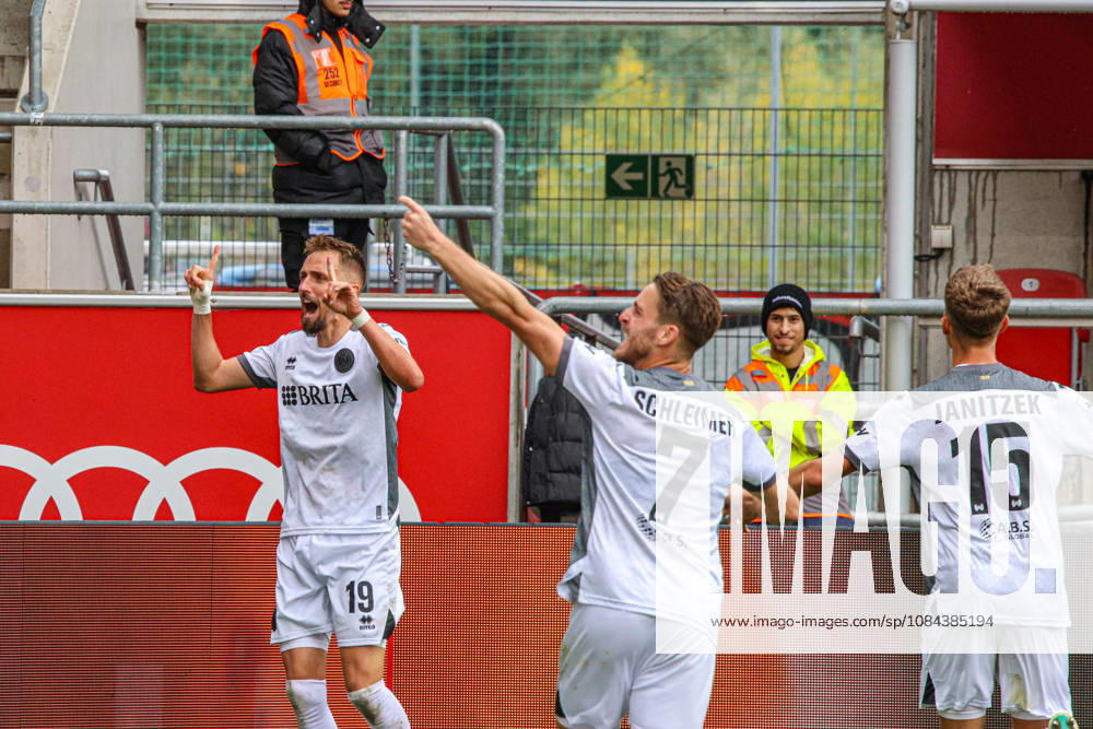 Jubel bei Florian Huebner (SV Wehen Wiesbaden, Nr.19) nach seinem Treffer zum 0:1 beim Spiel FC Ingolstadt 04 gegen SV Wehen Wiesbaden am 11.10.2026, DFB regulations prohibit any use of photographs as image sequences and or quasi-video. GER, Fussball, 3. Liga, Spieltag 8, FC Ingolstadt 04 gegen SV Wehen Wiesbaden, 11.10.2026, Audi Sportpark Ingolstadt
