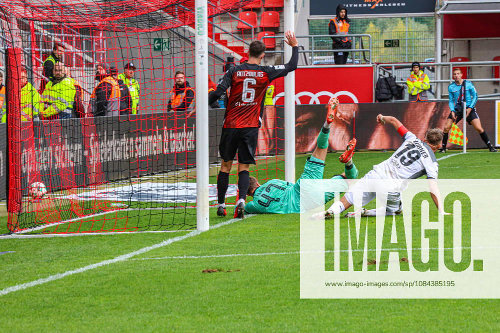Florian Huebner (SV Wehen Wiesbaden, Nr.19) verwandelt hier zum 0:1. Torwart David Klein (FC Ingolstadt 04, Nr.47) sieht dabei nicht wirklich gut aus beim Spiel FC Ingolstadt 04 gegen SV Wehen Wiesbaden am 11.10.2026, DFB regulations prohibit any use of photographs as image sequences and or quasi-video. GER, Fussball, 3. Liga, Spieltag 8, FC Ingolstadt 04 gegen SV Wehen Wiesbaden, 11.10.2026, Audi Sportpark Ingolstadt