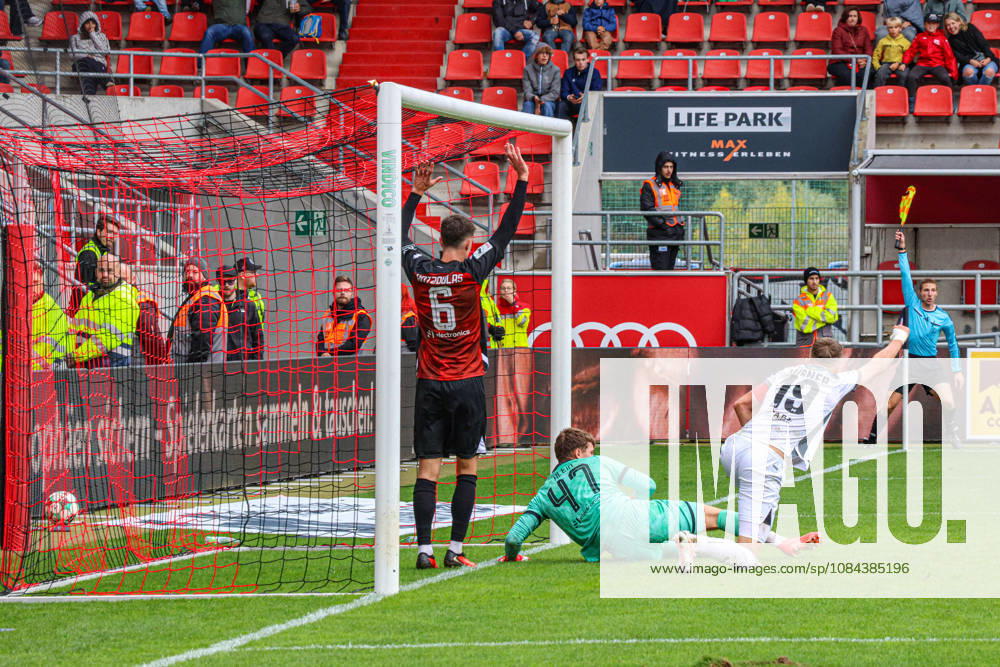 Florian Huebner (SV Wehen Wiesbaden, Nr.19) verwandelt hier zum 0:1. Torwart David Klein (FC Ingolstadt 04, Nr.47) sieht dabei nicht wirklich gut aus beim Spiel FC Ingolstadt 04 gegen SV Wehen Wiesbaden am 11.10.2026, DFB regulations prohibit any use of photographs as image sequences and or quasi-video. GER, Fussball, 3. Liga, Spieltag 8, FC Ingolstadt 04 gegen SV Wehen Wiesbaden, 11.10.2026, Audi Sportpark Ingolstadt